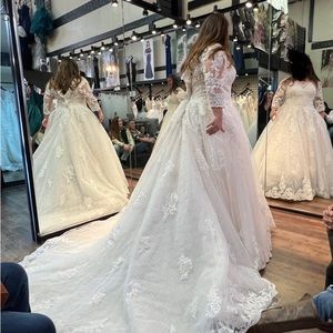 Brand new wedding dress no alterations done only tried on once.